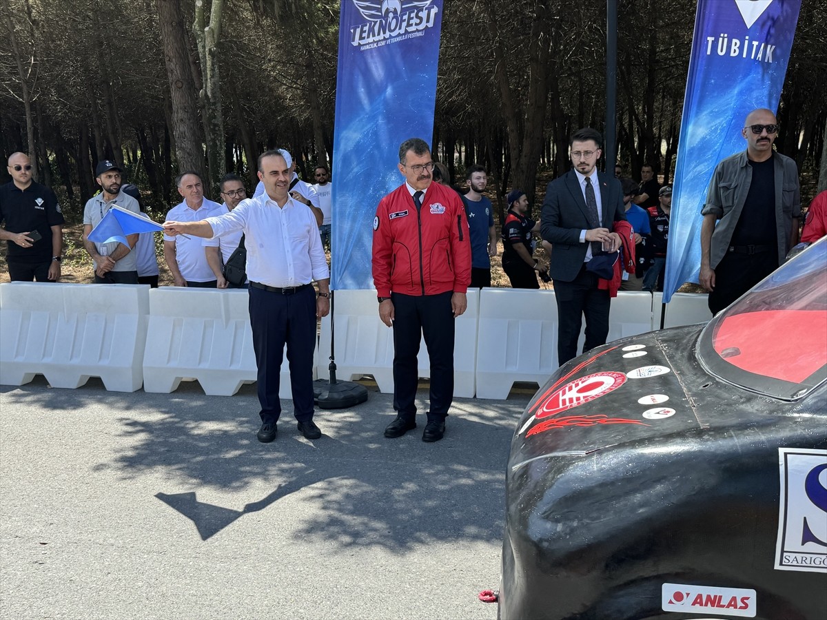 Sanayi ve Teknoloji Bakanı Mehmet Fatih Kacır, Teknofest Elektrikli Araç Yarışları'nın...