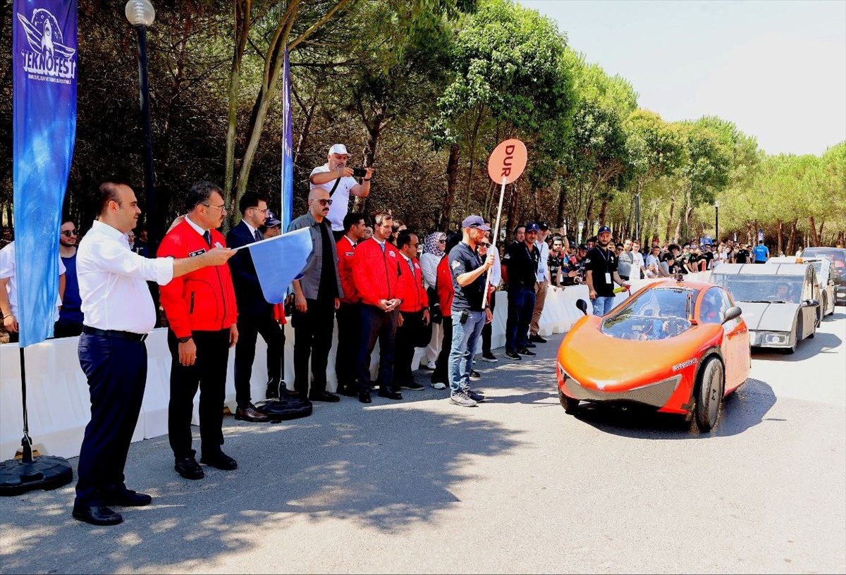 Sanayi ve Teknoloji Bakanı Mehmet Fatih Kacır, Teknofest Elektrikli Araç Yarışları'nın...