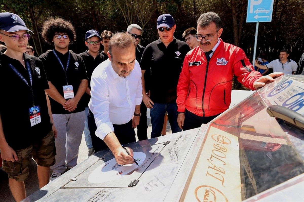 Sanayi ve Teknoloji Bakanı Mehmet Fatih Kacır, Teknofest Elektrikli Araç Yarışları'nın...