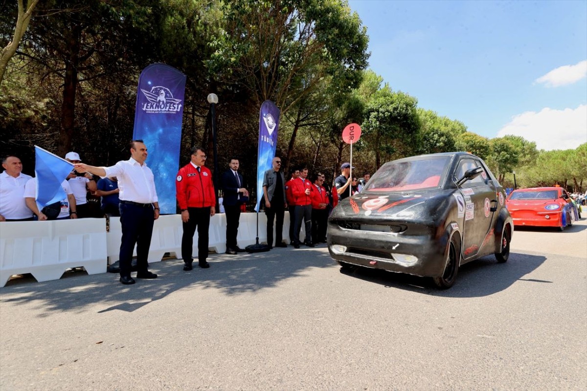 Sanayi ve Teknoloji Bakanı Mehmet Fatih Kacır, Teknofest Elektrikli Araç Yarışları'nın...