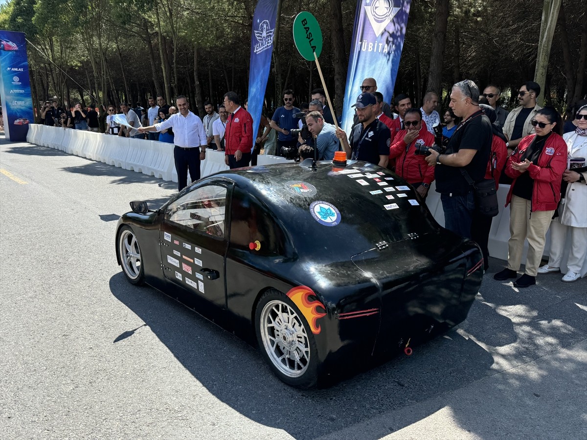 Sanayi ve Teknoloji Bakanı Mehmet Fatih Kacır, Teknofest Elektrikli Araç Yarışları'nın...