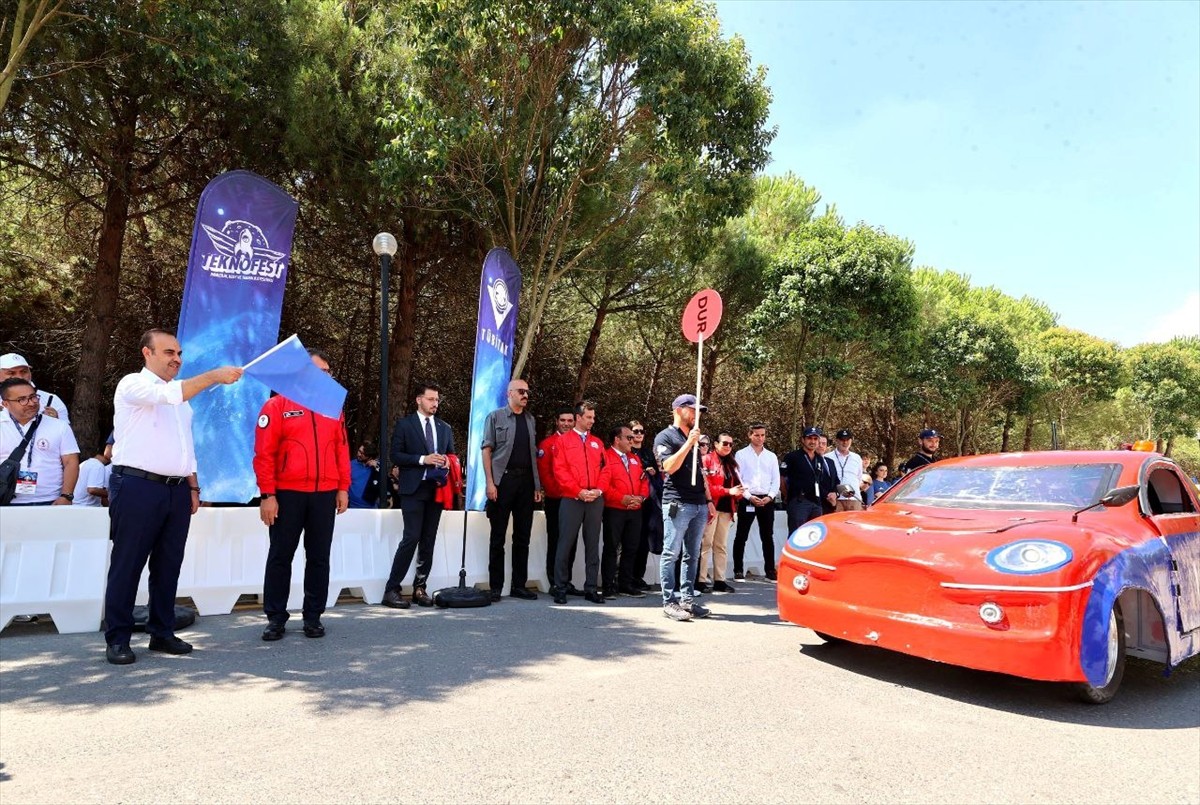 Sanayi ve Teknoloji Bakanı Mehmet Fatih Kacır, Teknofest Elektrikli Araç Yarışları'nın...