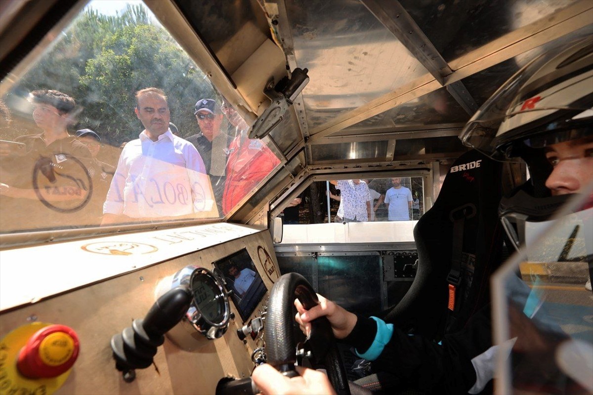 Sanayi ve Teknoloji Bakanı Mehmet Fatih Kacır, Teknofest Elektrikli Araç Yarışları'nın...