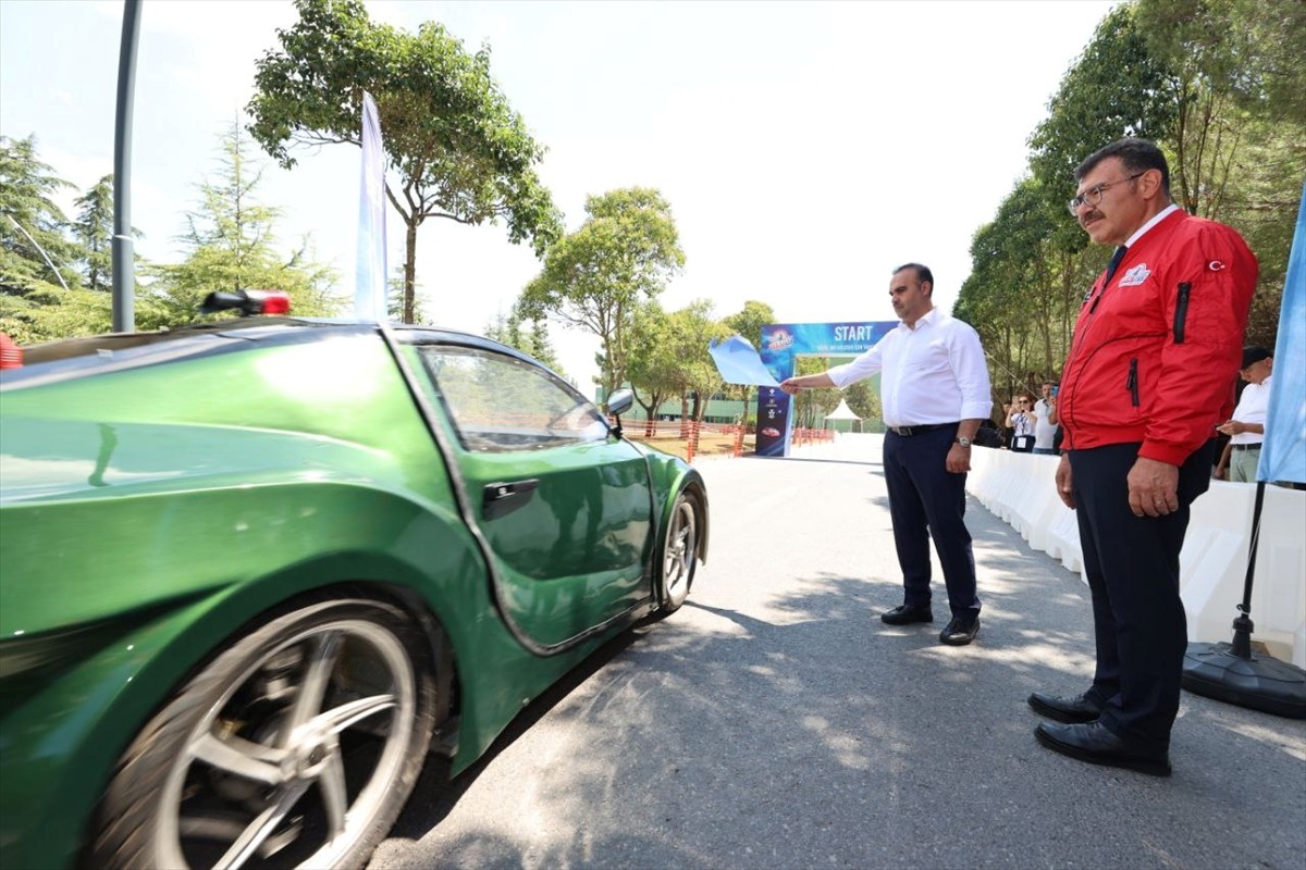 Sanayi ve Teknoloji Bakanı Mehmet Fatih Kacır, Teknofest Elektrikli Araç Yarışları'nın...