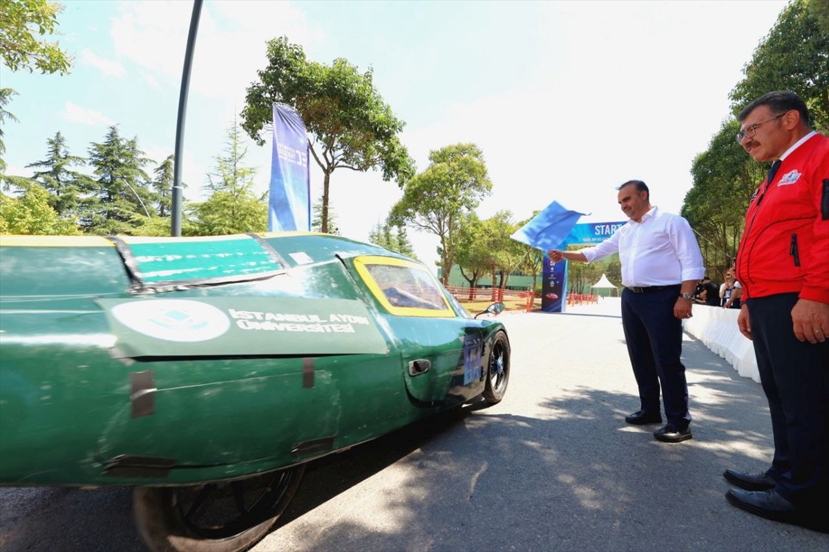 Sanayi ve Teknoloji Bakanı Mehmet Fatih Kacır, Teknofest Elektrikli Araç Yarışları'nın...