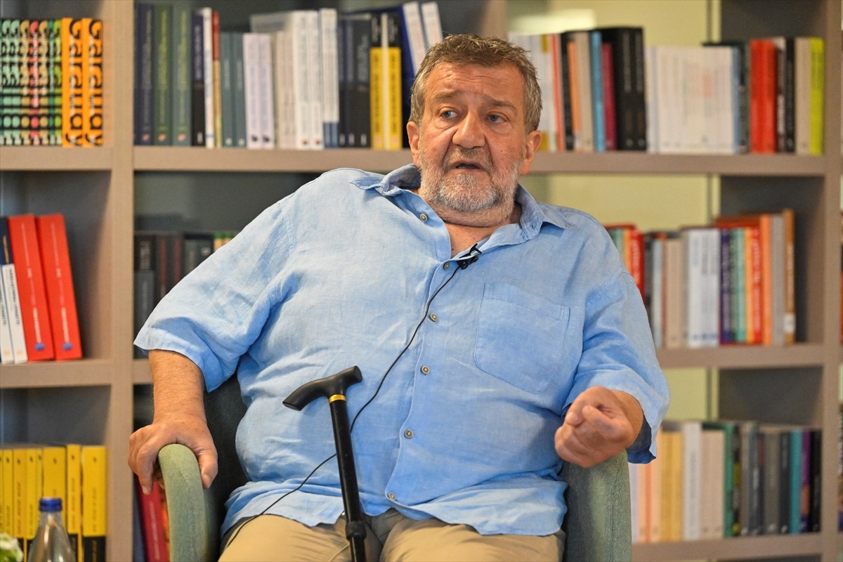 Savaş muhabiri, seyyah, belgesel film ve televizyon yapımcısı Coşkun Aral, Enstitü Sosyal'in İki...