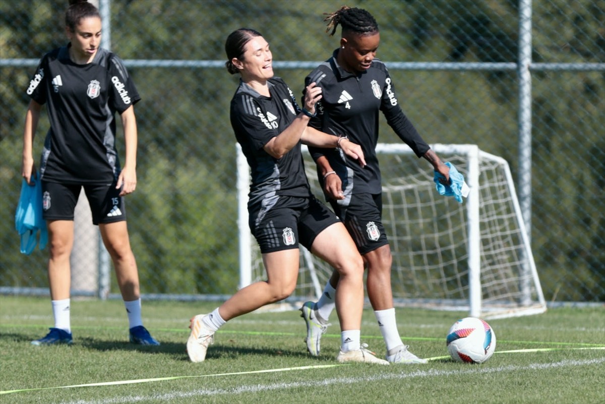 Sezon hazırlıkları kapsamında Abant Gölü Milli Parkı yolu üzerindeki bir otelde kamp yapan...