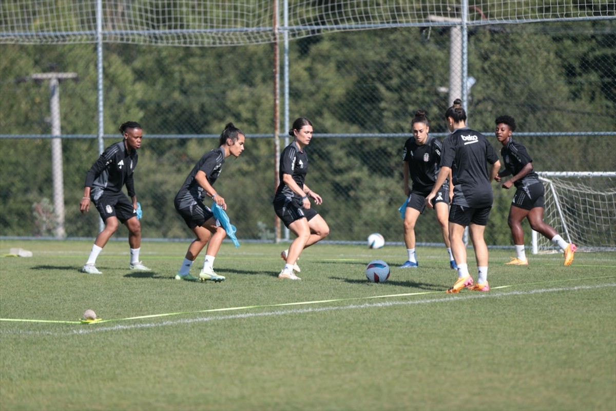 Sezon hazırlıkları kapsamında Abant Gölü Milli Parkı yolu üzerindeki bir otelde kamp yapan...