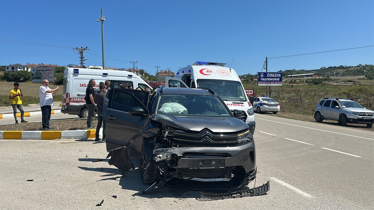 Sinop'ta havalimanı yolunda iki otomobilin çarpışması sonucu 8 kişi yaralandı.