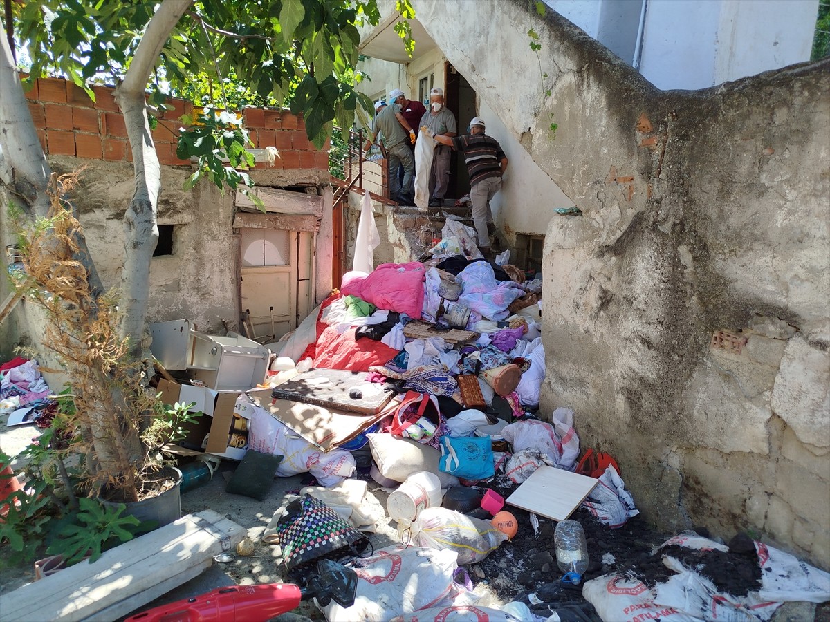 Sinop'un Boyabat ilçesinde bir evden 7 kamyon çöp çıkarıldı. 