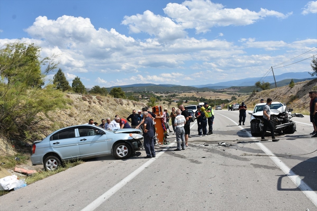 Sinop'un Boyabat ilçesinde iki otomobilin çarpışması sonucu 1 kişi öldü, 5 kişi yaralandı.