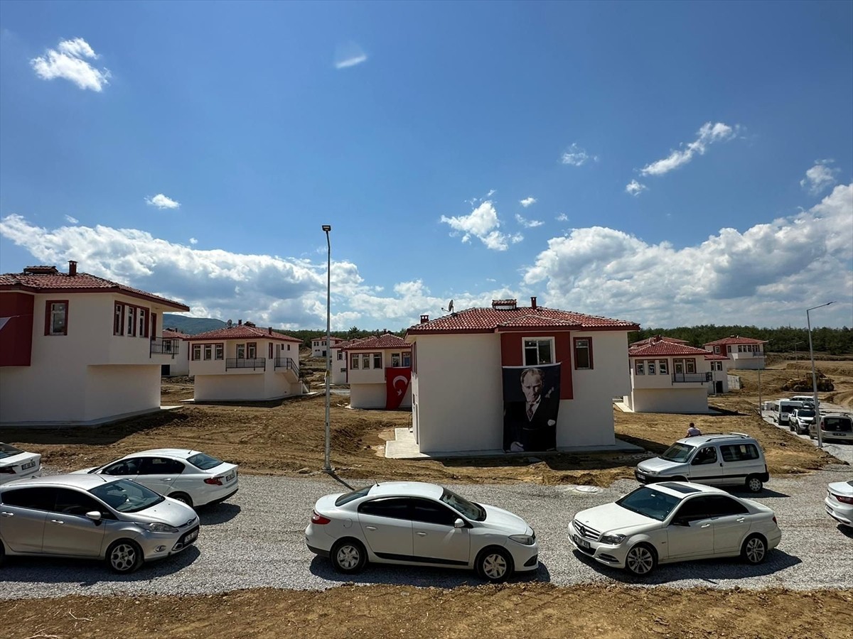 Sinop'un Saraydüzü ilçesinde, evleri Boyabat Barajı altında kalan 42 aileye yapımı tamamlanan...