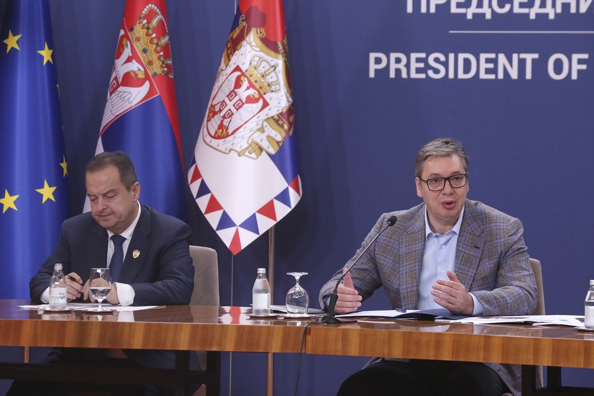 Sırbistan Cumhurbaşkanı Aleksandar Vucic (ortada) ve İçişleri Bakanı Ivica Dacic (sol 2)...
