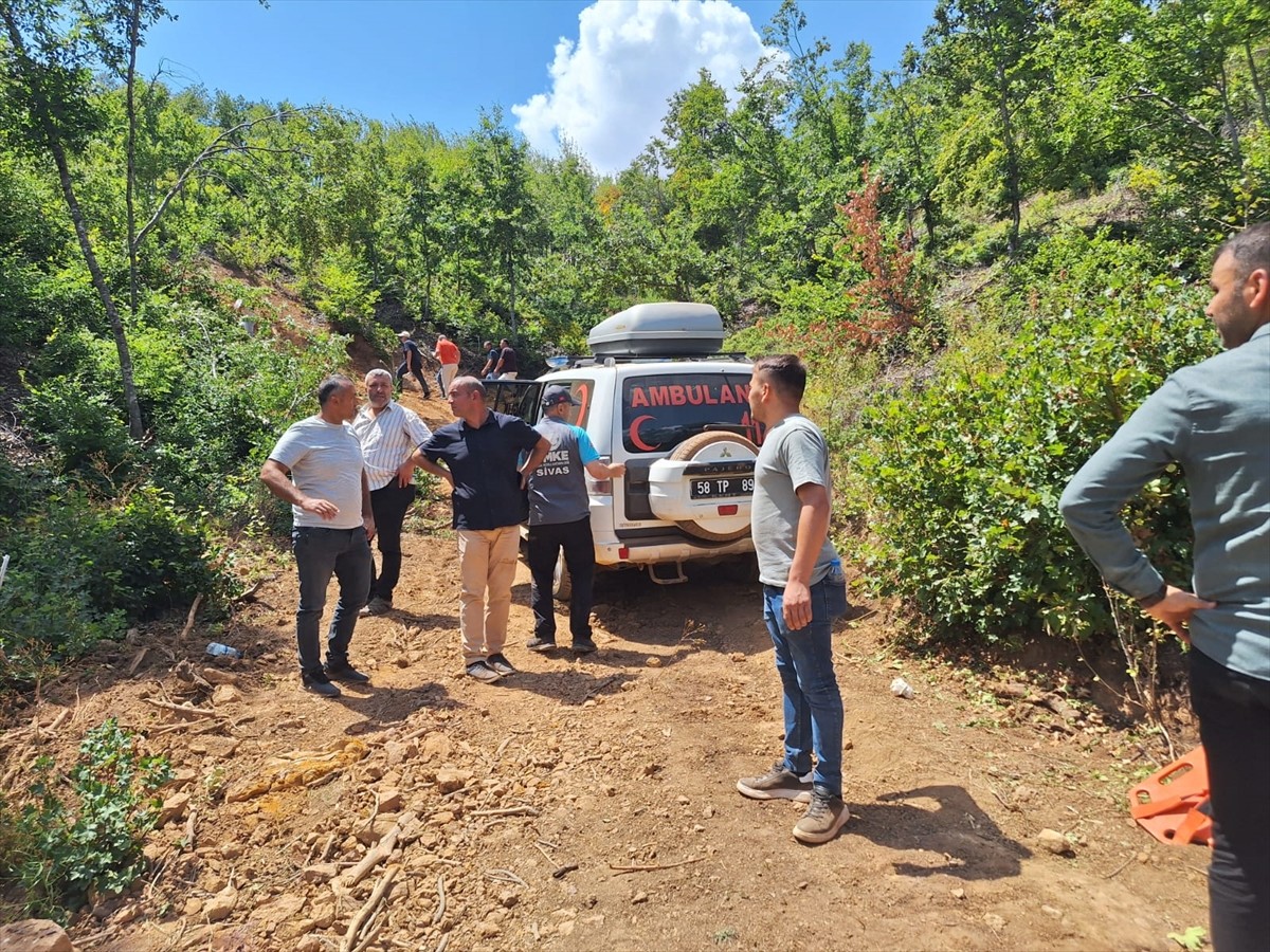 Sivas'ın Hafik ilçesinde orman yangınına müdahale sırasında dereye yuvarlanan dozerin operatörü...