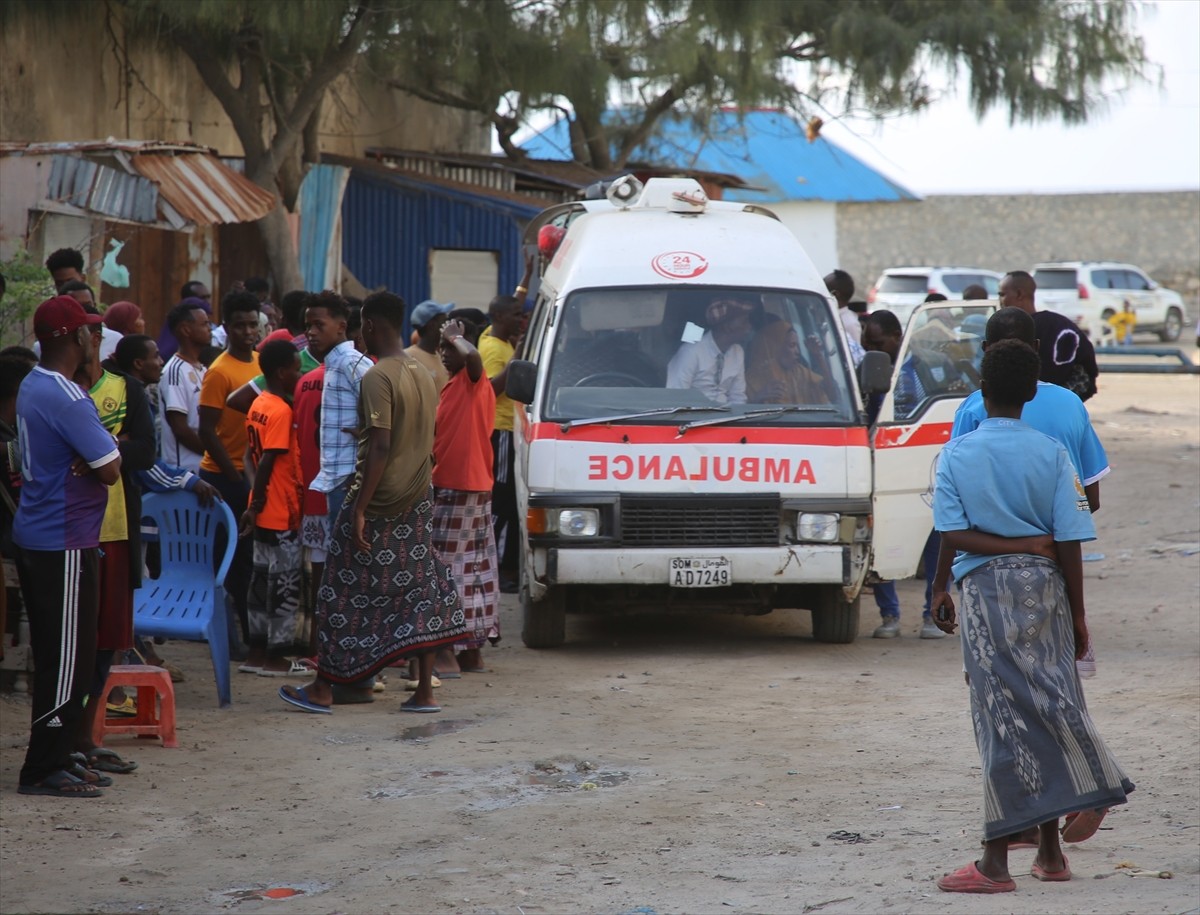 Somali'nin başkenti Mogadişu'da terör örgütü Eş-Şebab'ın bir plaj ve otele düzenlediği bombalı ve...