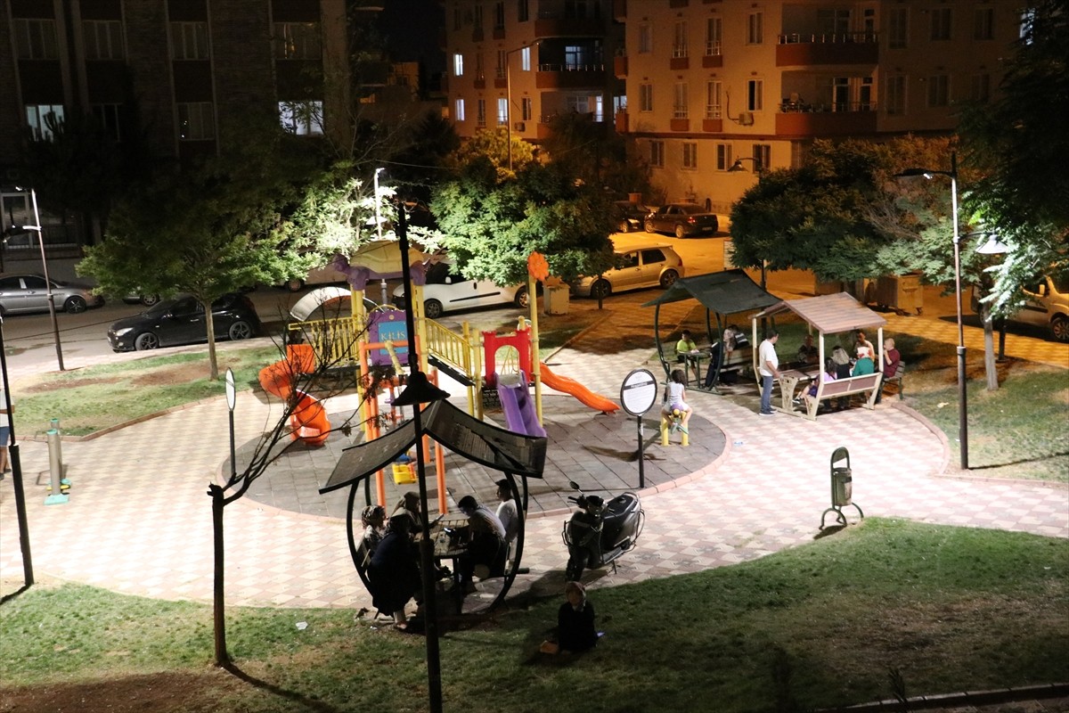 Suriye'nin Hama şehrinde 5,2 büyüklüğünde deprem meydana geldi. Kilis'te de hissedilen depremin...