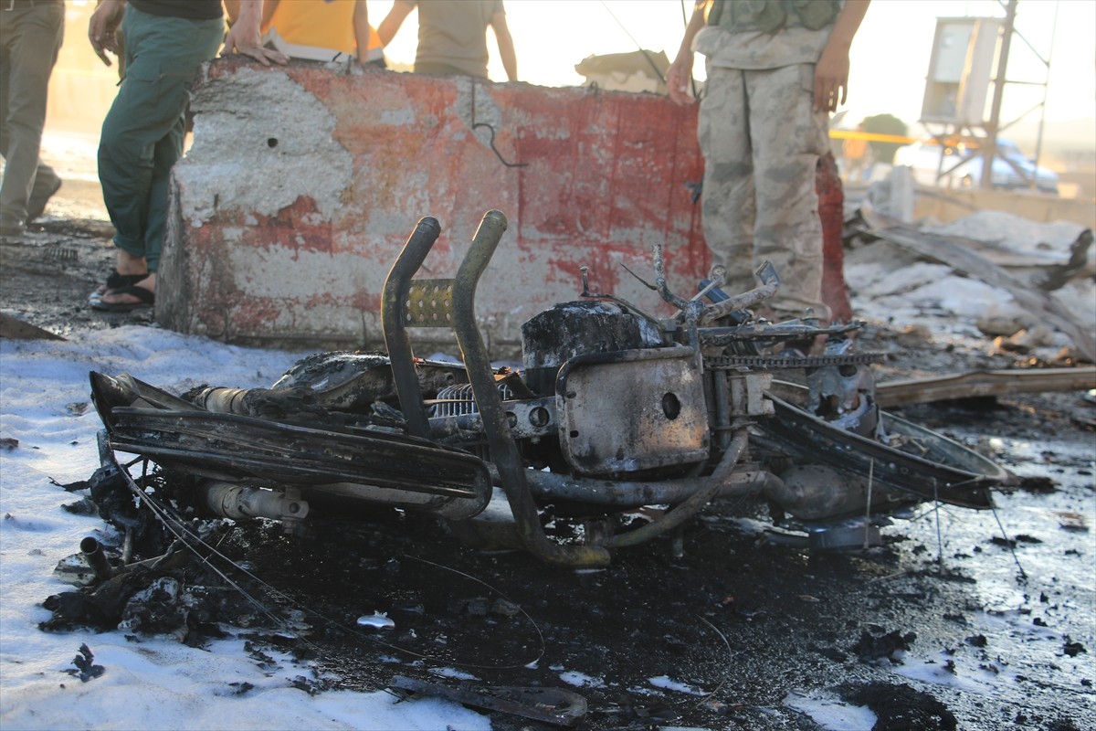 Suriye'nin kuzeyindeki Azez ilçesinde araca yerleştirilen bomba düzeneğinin patlaması sonucu 9...