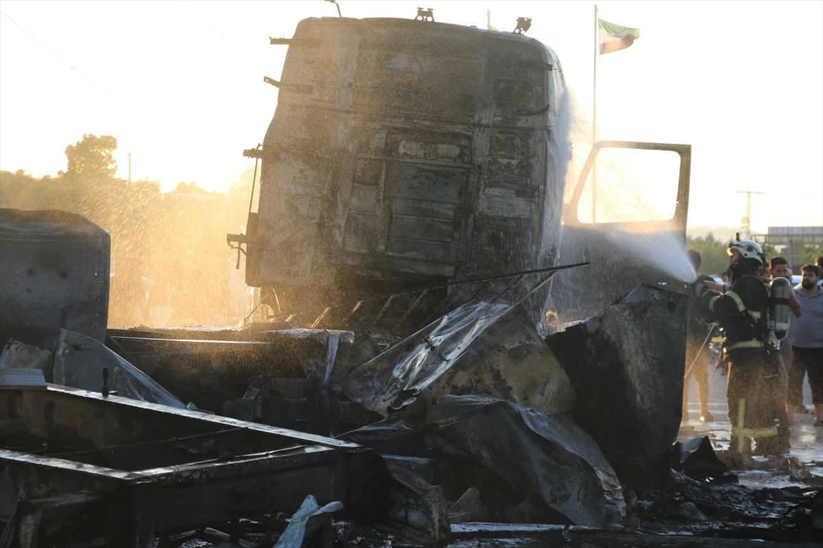 Suriye'nin kuzeyindeki Azez ilçesinde araca yerleştirilen bomba düzeneğinin patlaması sonucu 9...