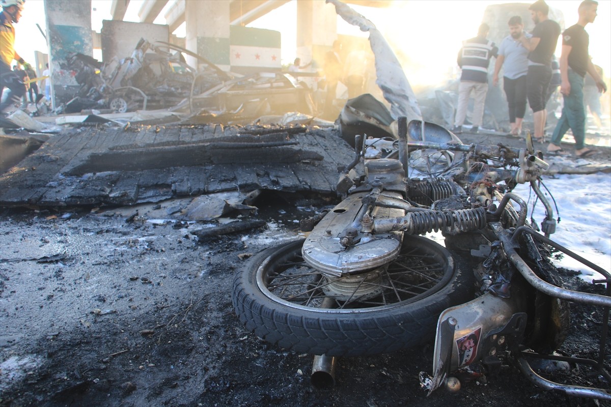 Suriye'nin kuzeyindeki Azez ilçesinde araca yerleştirilen bomba düzeneğinin patlaması sonucu 9...