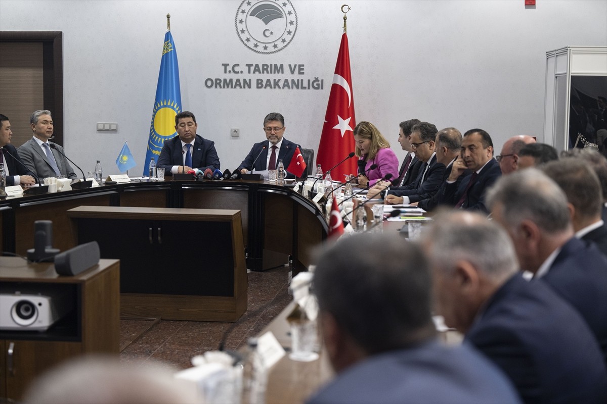 Tarım ve Orman Bakanı İbrahim Yumaklı, Kazakistan Tarım Bakanı Aidarbek Saparov ve beraberindeki...