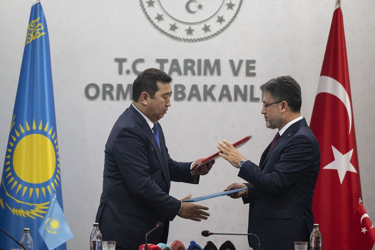 Tarım ve Orman Bakanı İbrahim Yumaklı, Kazakistan Tarım Bakanı Aidarbek Saparov ve beraberindeki...