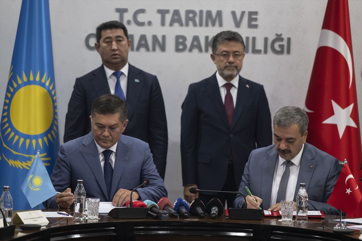 Tarım ve Orman Bakanı İbrahim Yumaklı, Kazakistan Tarım Bakanı Aidarbek Saparov ve beraberindeki...