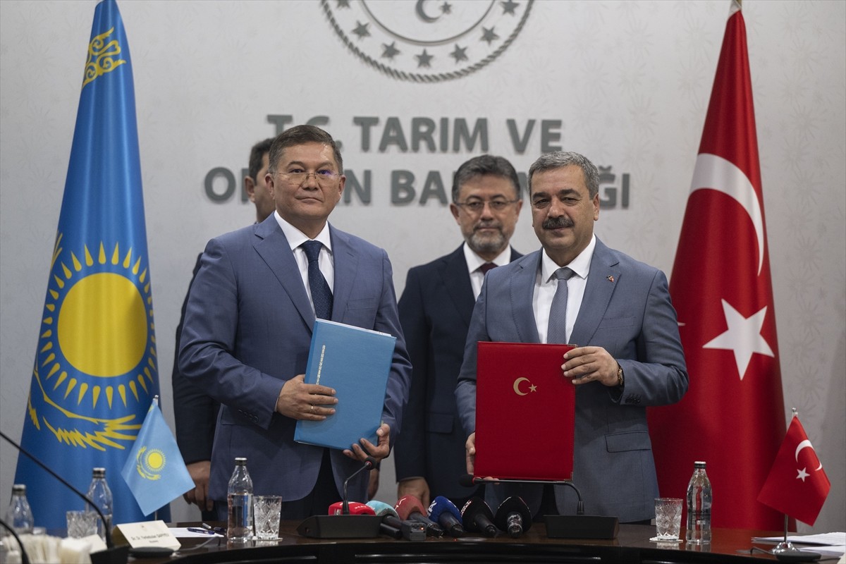 Tarım ve Orman Bakanı İbrahim Yumaklı, Kazakistan Tarım Bakanı Aidarbek Saparov ve beraberindeki...