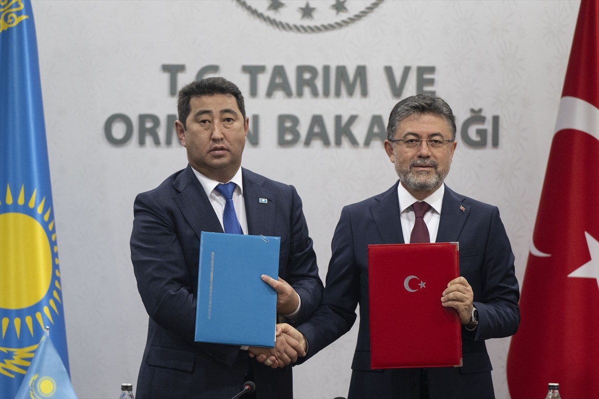 Tarım ve Orman Bakanı İbrahim Yumaklı, Kazakistan Tarım Bakanı Aidarbek Saparov ve beraberindeki...