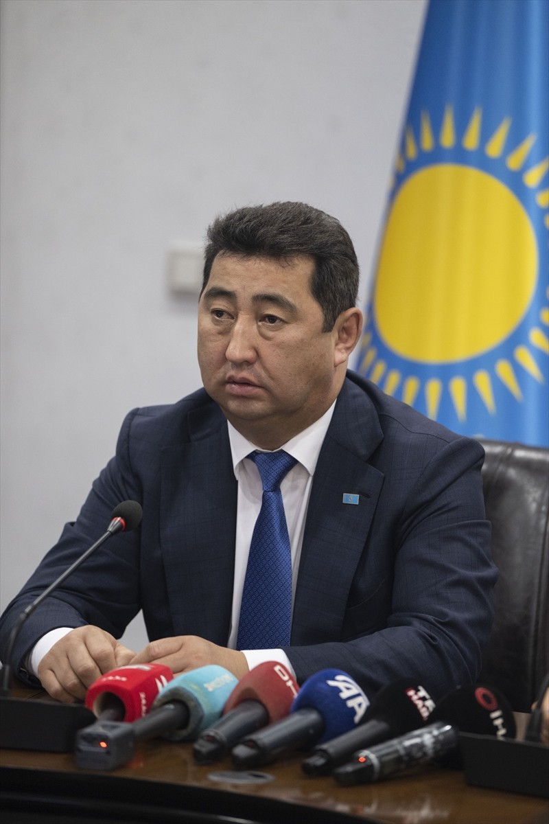 Tarım ve Orman Bakanı İbrahim Yumaklı, Kazakistan Tarım Bakanı Aidarbek Saparov ve beraberindeki...