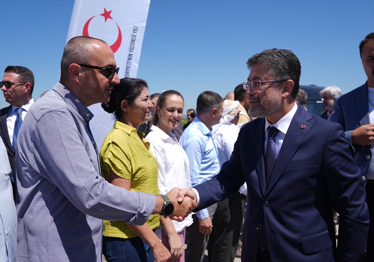Tarım ve Orman Bakanı İbrahim Yumaklı, Manisa'nın Saruhanlı ilçesine bağlı Hacırahmanlı...