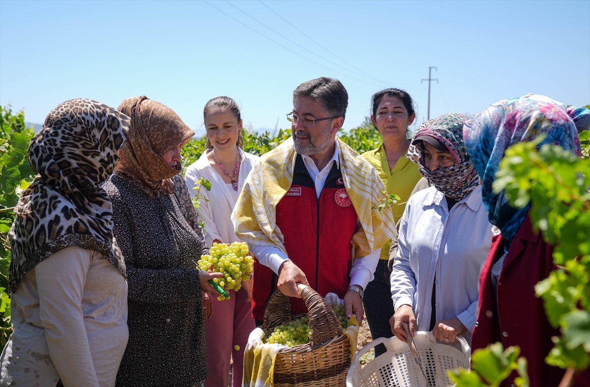 Tarım ve Orman Bakanı İbrahim Yumaklı, Manisa'nın Saruhanlı ilçesine bağlı Hacırahmanlı...