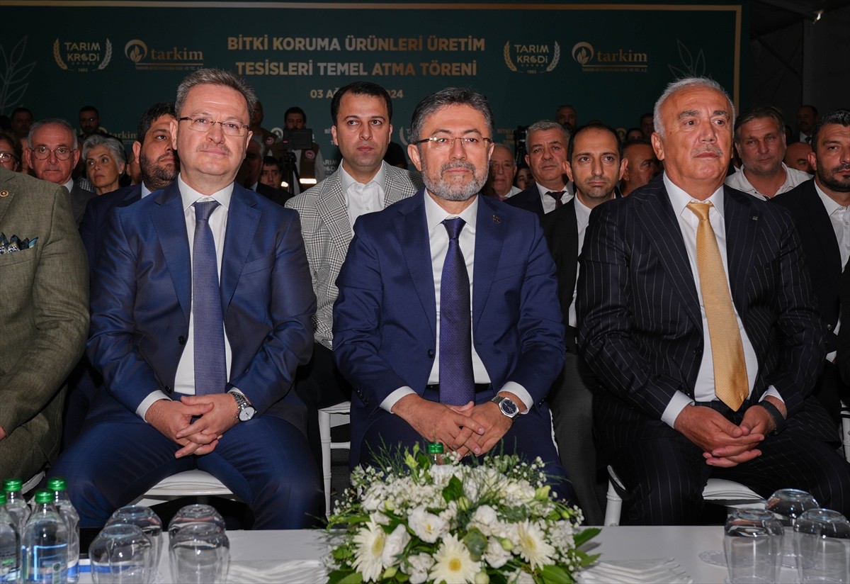 Tarım ve Orman Bakanı İbrahim Yumaklı (solda), Turgutlu Organize Sanayi Bölgesi'ndeki Tarkim Bitki...