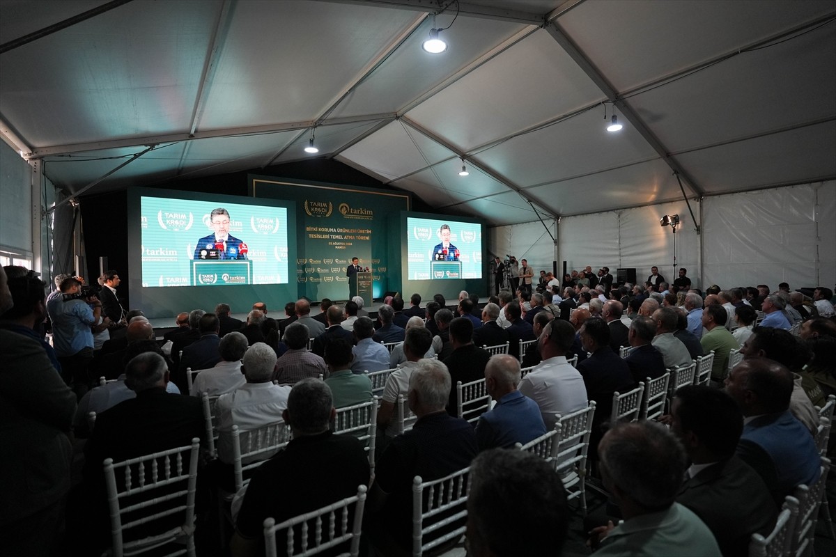 Tarım ve Orman Bakanı İbrahim Yumaklı (solda), Turgutlu Organize Sanayi Bölgesi'ndeki Tarkim Bitki...