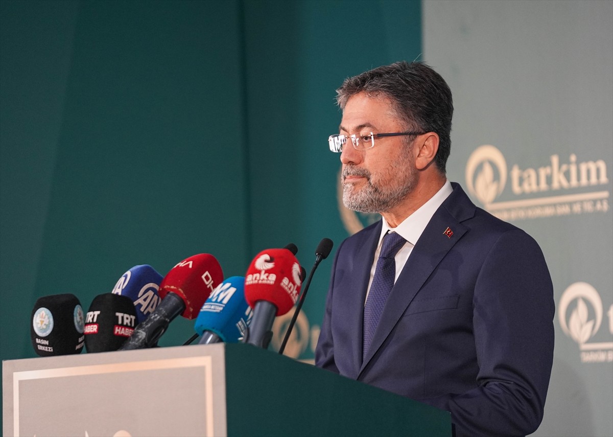 Tarım ve Orman Bakanı İbrahim Yumaklı (solda), Turgutlu Organize Sanayi Bölgesi'ndeki Tarkim Bitki...