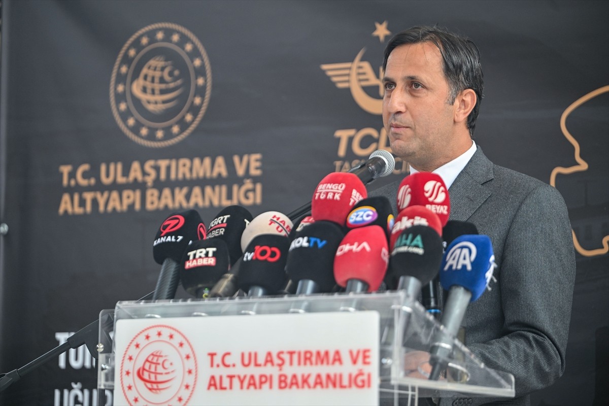 TCDD Taşımacılık AŞ Genel Müdürü Ufuk Yalçın, Ankara Garı'nda düzenlenen "Turistik Tatvan Treni...