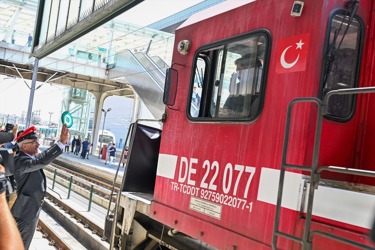 TCDD Taşımacılık AŞ Genel Müdürü Ufuk Yalçın, Ankara Garı'nda düzenlenen "Turistik Tatvan Treni...