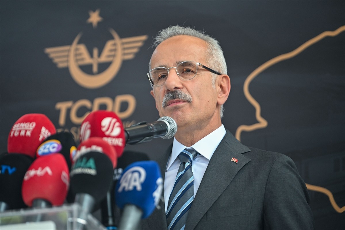 TCDD Taşımacılık AŞ Genel Müdürü Ufuk Yalçın, Ankara Garı'nda düzenlenen "Turistik Tatvan Treni...