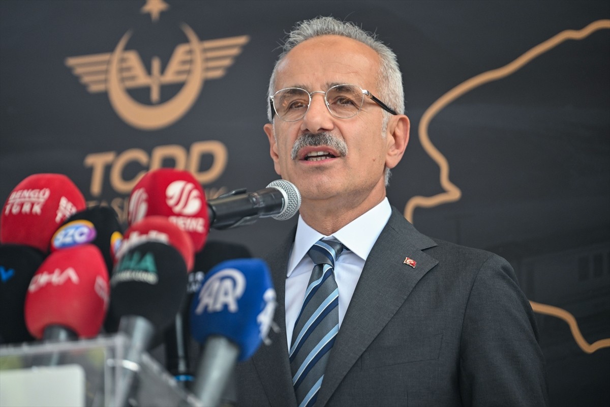 TCDD Taşımacılık AŞ Genel Müdürü Ufuk Yalçın, Ankara Garı'nda düzenlenen "Turistik Tatvan Treni...