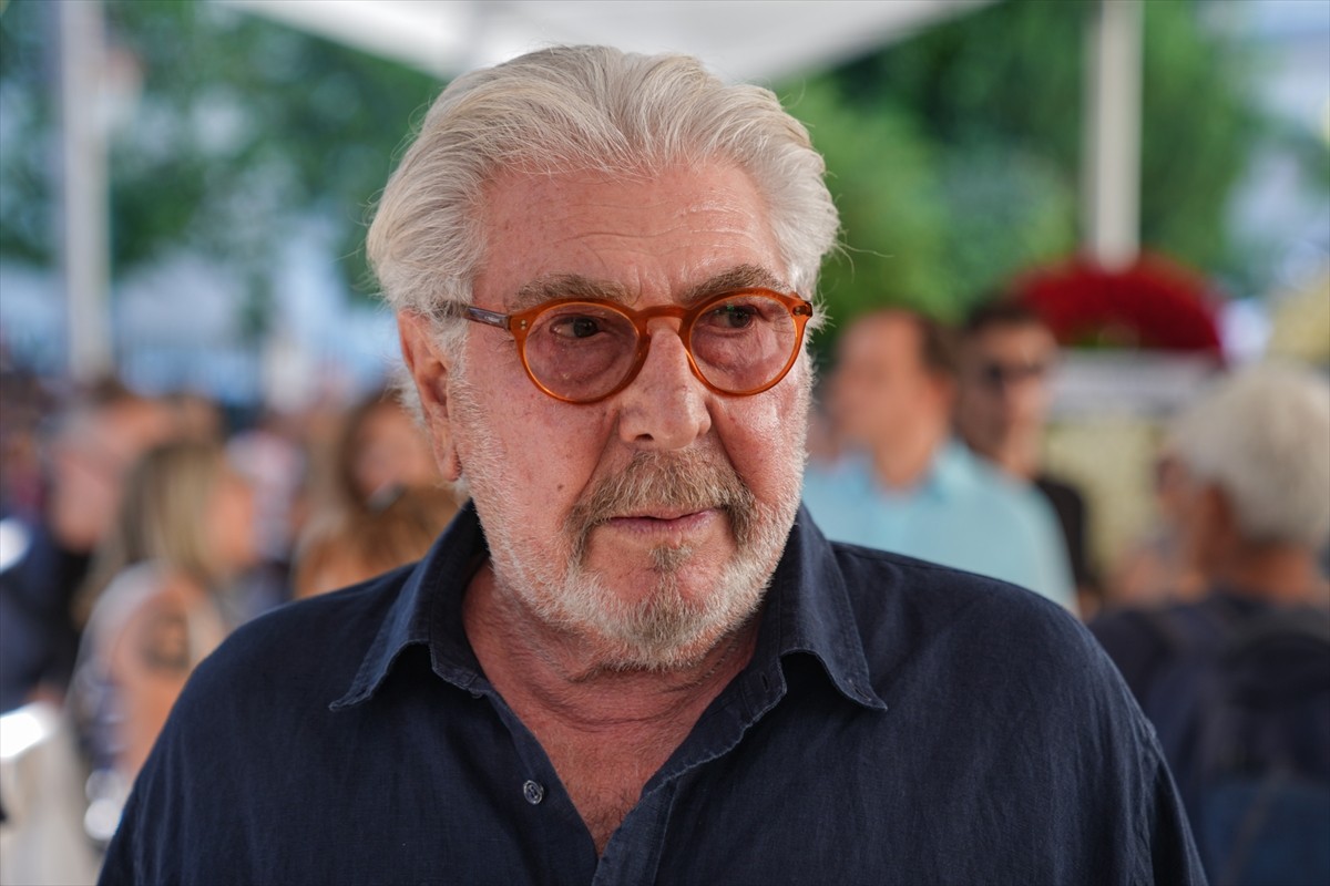 Tiyatro ve sinema sanatçısı Genco Erkal'ın cenazesi, Teşvikiye Camisi'nde kılınan cenaze namazının...