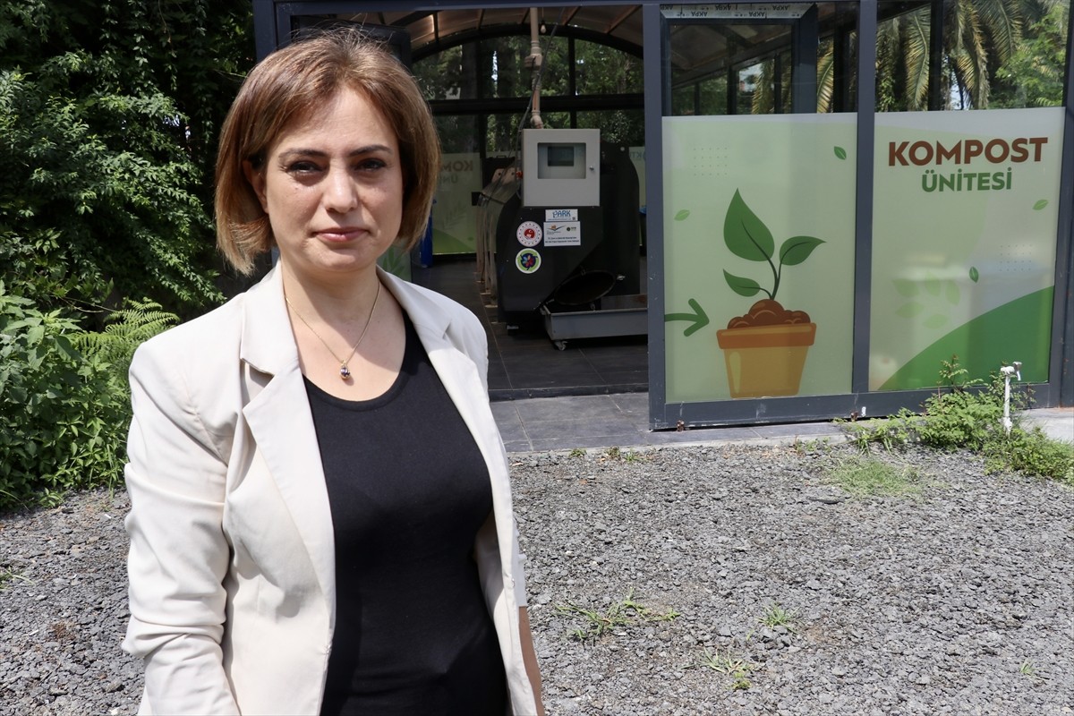 Trabzon'da Karadeniz Teknik Üniversitesi (KTÜ) kampüsündeki üç yemekhaneden toplanan atıklar, geri...