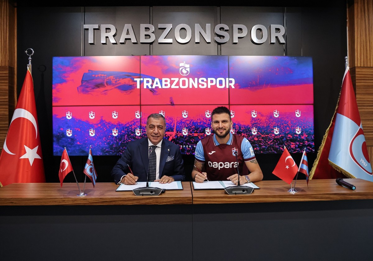 Trabzonspor'un yeni transferi Okay Yokuşlu (sağda) için Mehmet Ali Yılmaz Tesisleri'nde imza...