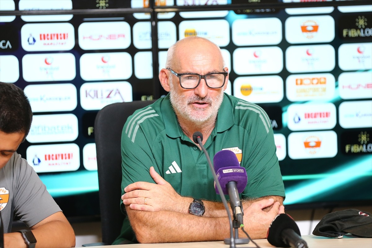 Trendyol 1. Lig'in 1. haftasında sahasında Esenler Erokspor'u 2-1 yenen Adanaspor'da yardımcı...