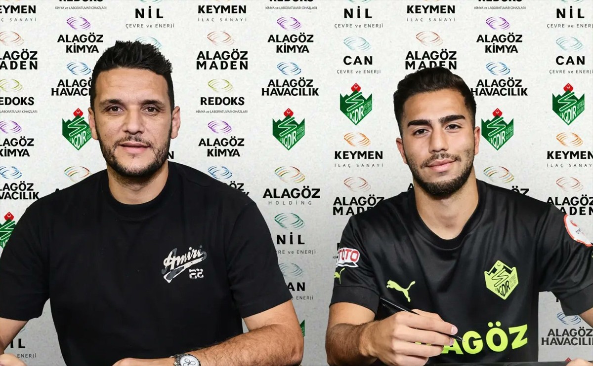 Trendyol 1. Lig'in yeni ekibi Alagöz Holding Iğdır Futbol Kulübü, Burak Altıparmak'ı (solda)...