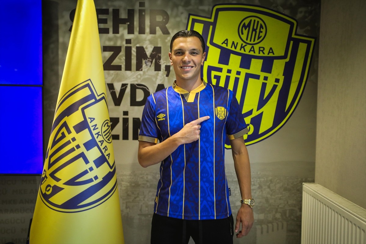 Trendyol 1. Lig ekiplerinden MKE Ankaragücü, Azerbaycanlı milli futbolcu Renat Dadashov'u...