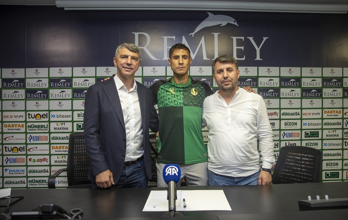 Trendyol 1. Lig ekiplerinden Sakaryaspor, defans oyuncusu Alper Uludağ'ı 1+1 yıllığına transfer...