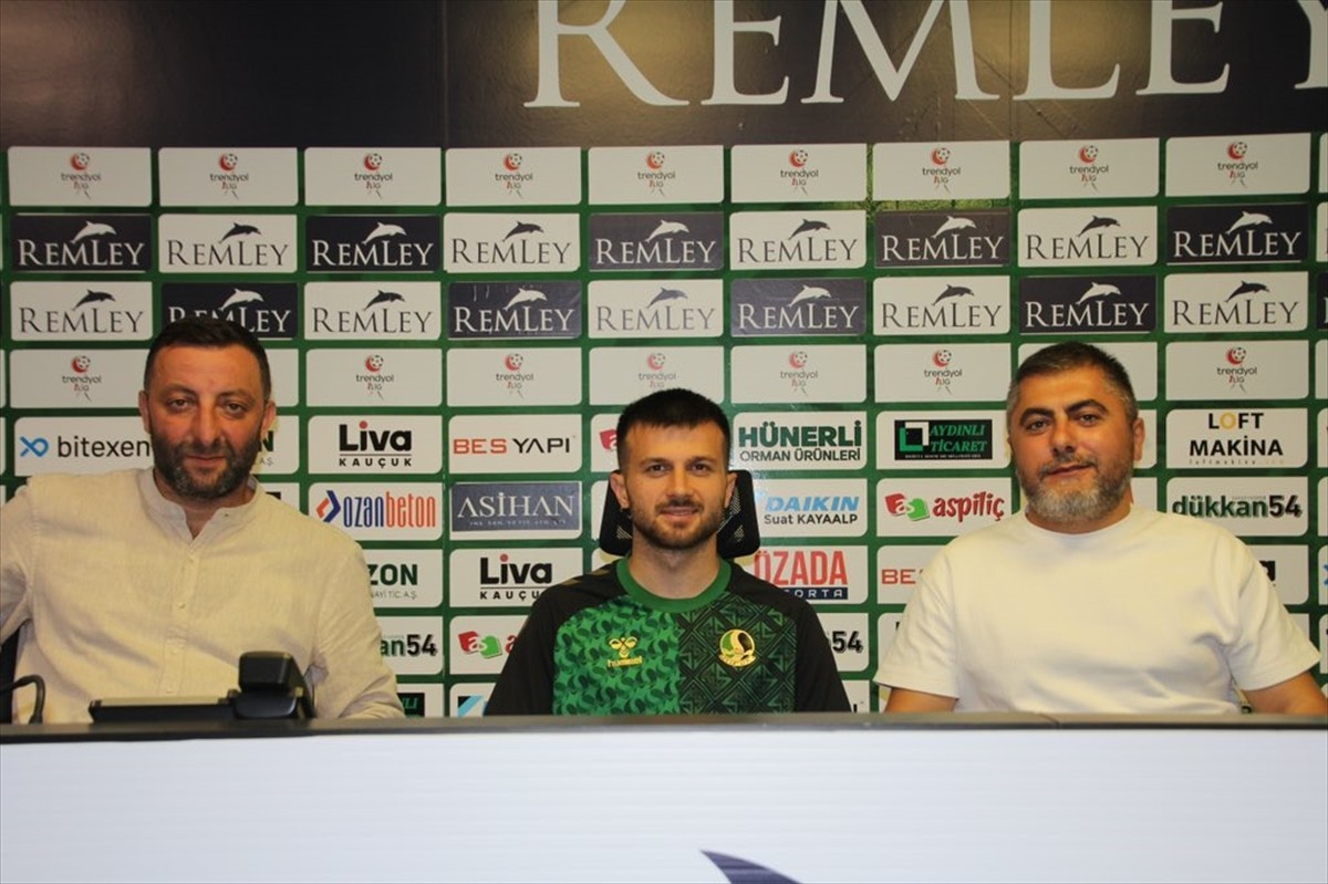 Trendyol 1. Lig ekiplerinden Sakaryaspor, geçen sezon kiralık olarak forma giyen Murat Cem...