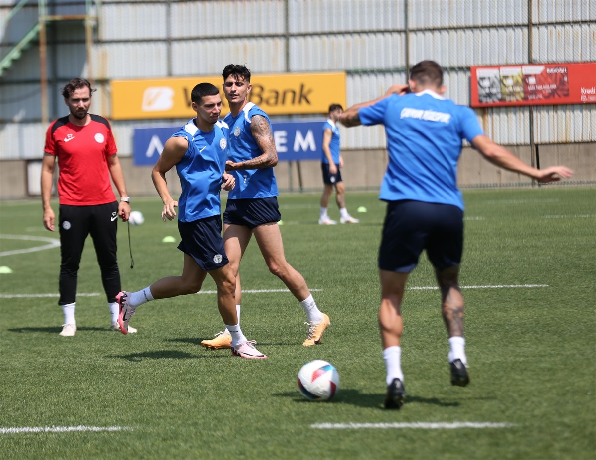 Trendyol Süper Lig ekiplerinden  Çaykur Rizespor'un kalecisi Gökhan Akkan, Mehmet Cengiz...