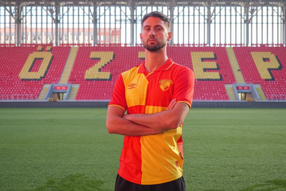 Trendyol Süper Lig ekiplerinden Göztepe'de forma giyen İsveçli Ramon Pascal Lundqvist, ülkesinin...
