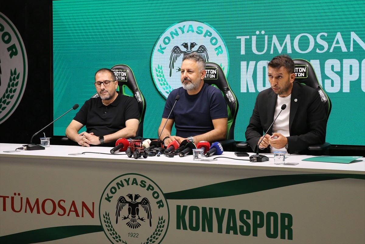 Trendyol Süper Lig ekiplerinden TÜMOSAN Konyaspor'un kulüp başkanı Ömer Korkmaz (ortada), Konya...