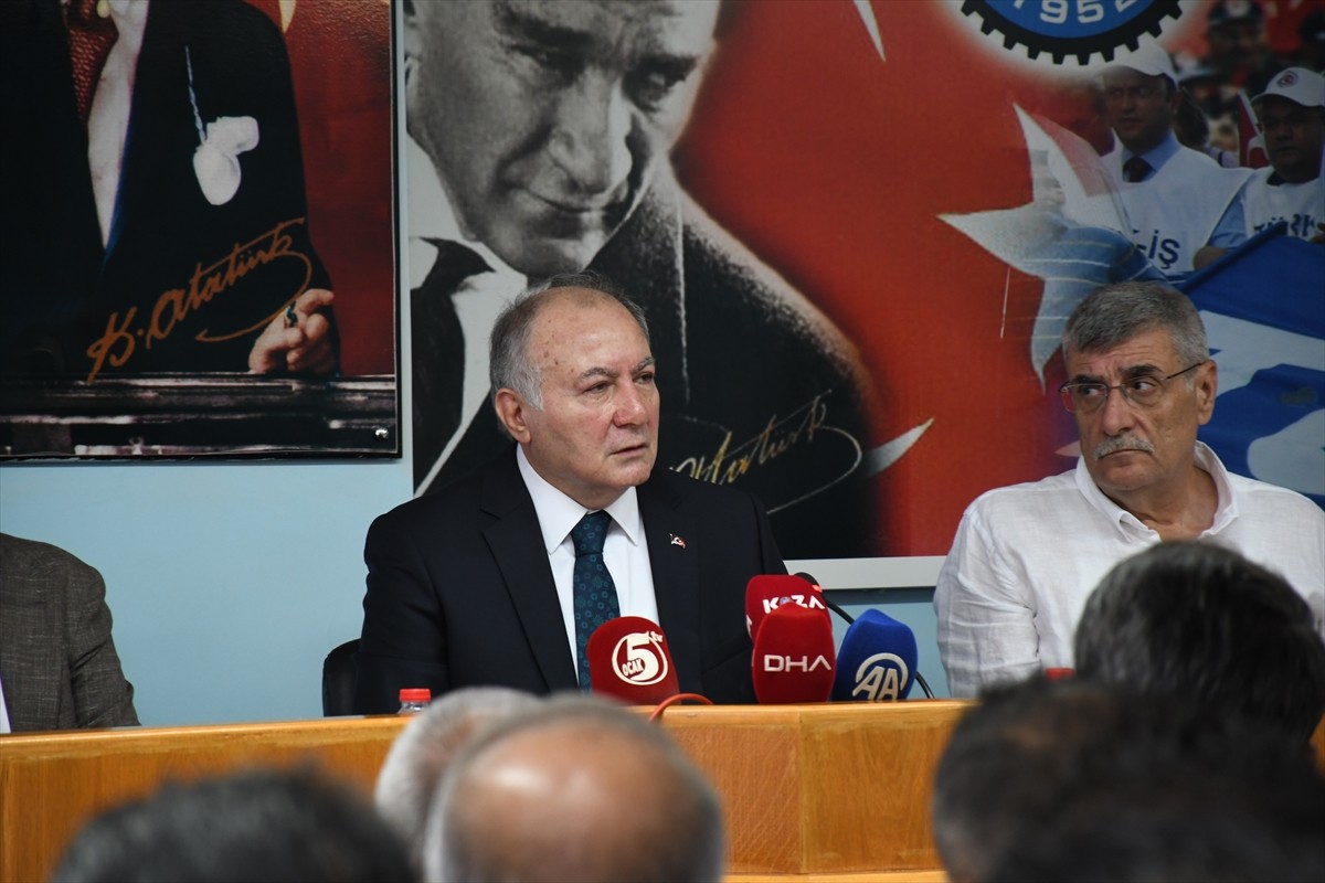 TÜRK-İŞ Genel Başkan Yardımcısı Ramazan Ağar (sol 2), Adana'nın merkez Seyhan ilçesindeki TÜRK-İŞ...